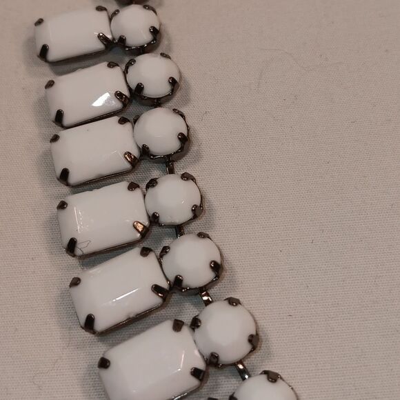 woman white nceklace - Picture 3 of 4